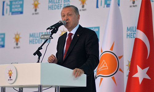 El presidente Tayyip Erdogan Erdogan: Atacar nuestra economía es atacar nuestra bandera